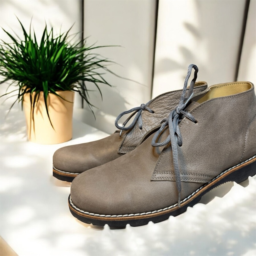 ROOTS MEN’S LEATHER CHUKKA BOOTS IN TAUPE (Medium brown)•SIZE 9.5 •GREAT COND.